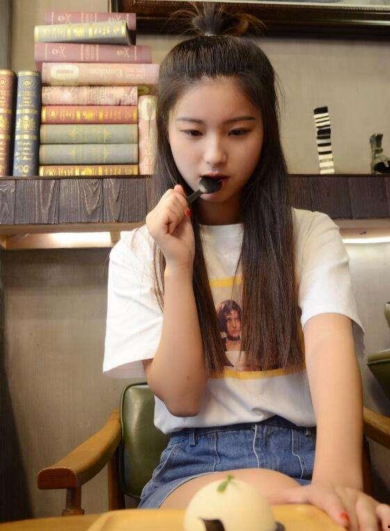 娱乐吃瓜小妹子是谁啊,她是如何成为网络红人的？