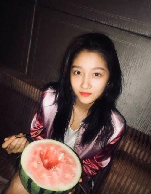 娱乐圈吃瓜背景板图片,揭秘“吃瓜群众”背后的故事