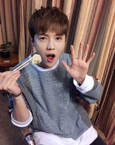 小八娱乐吃瓜的博主,揭秘娱乐圈最新吃瓜热点，带你领略明星幕后故事